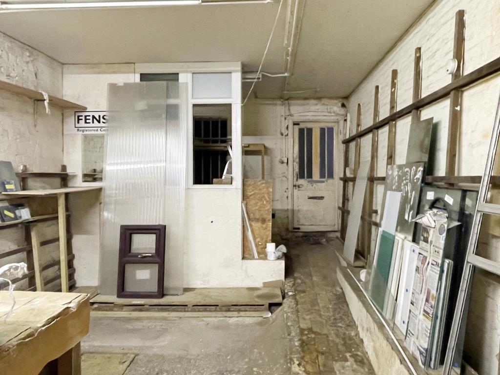 Lot: 129 - TOWN CENTRE WORKSHOP, OFFICE AND STORES WITH POTENTIAL - 